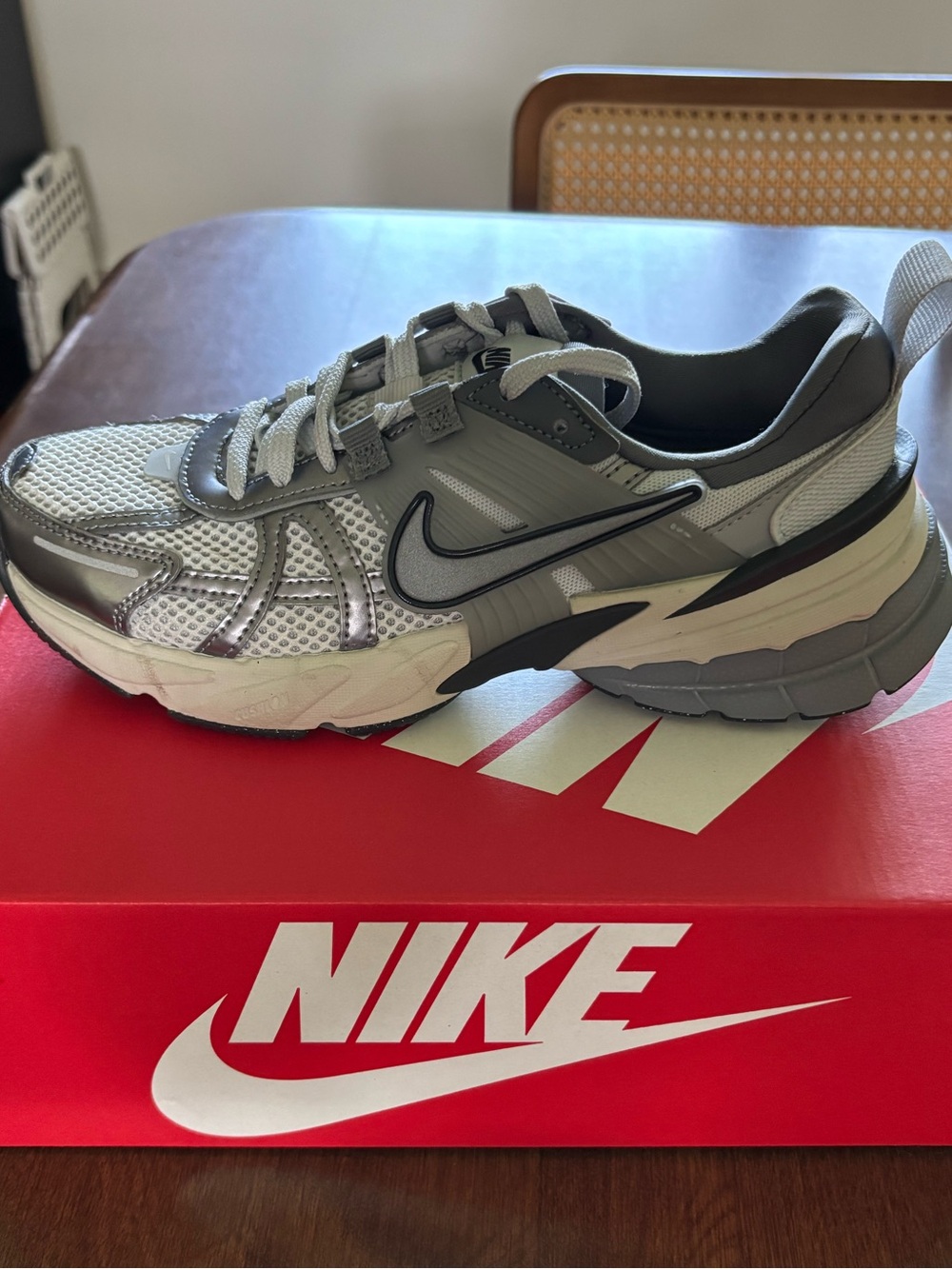Women's Nike V2K Run Pure Platinum/Metallic Cool Grey Size 6 - Picture 2 of 6